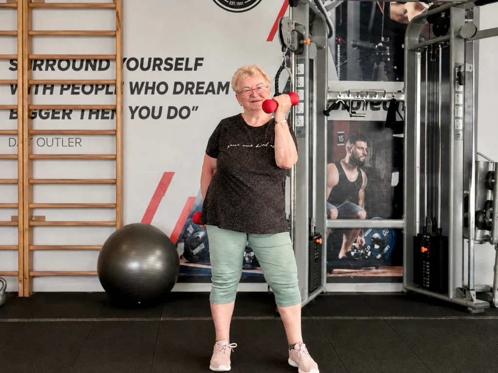 Évi 80 évesen súlyzóval edz a Fitness Five Óbuda edzőtermében